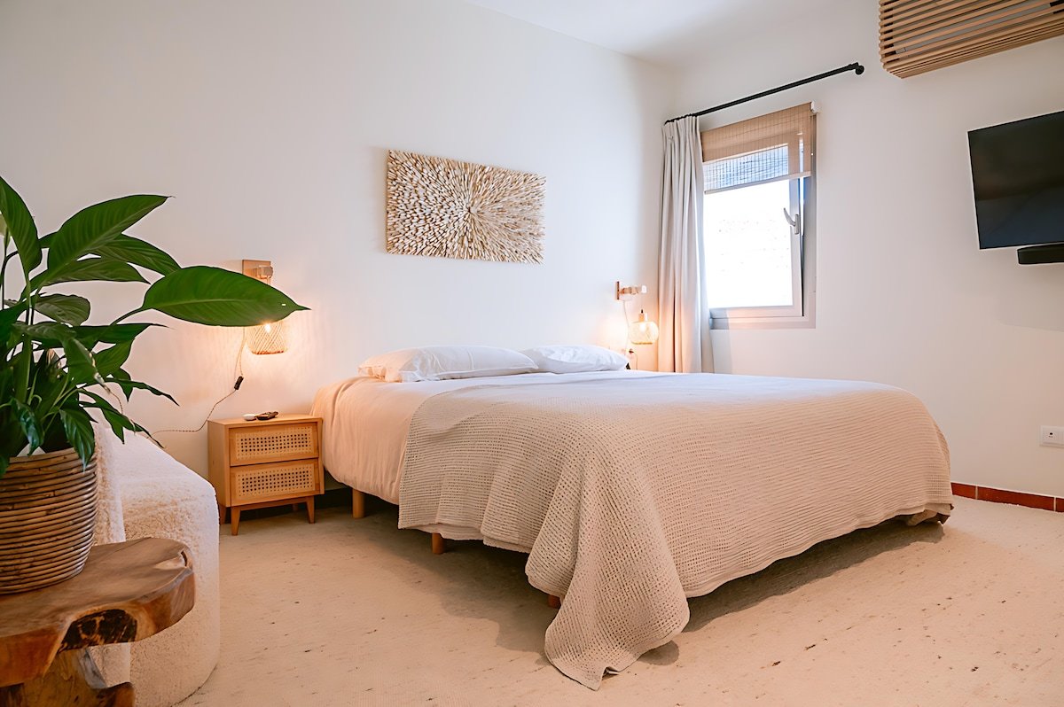 Countryside- Heated Infinity Pool- Jacuzzi- Gym gallery image 2