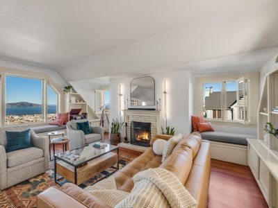 Stunning Central Pac Height Penthouse Unit