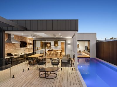 Elegant Sorrento Retreat with Pool and half Basket