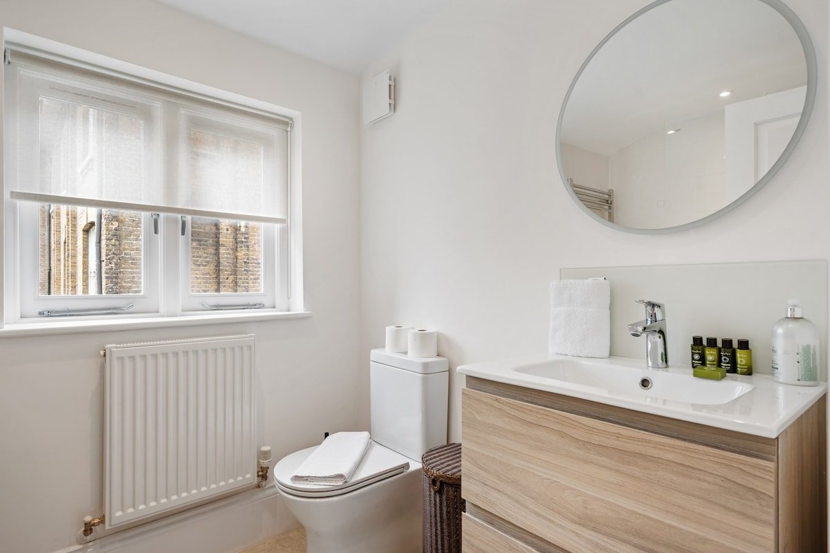 3 bedroom Chelsea townhouse with patio gallery image 5