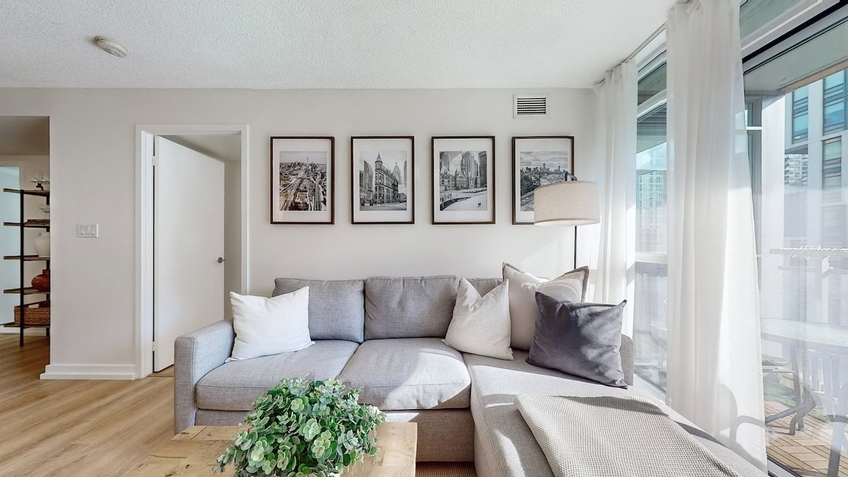 Stylish 2BR King Bed |TO | Rogers Centre + Parking gallery image 2