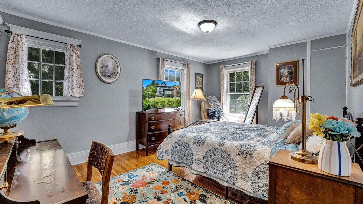 Live in elegance in this beautiful 5 bedroom home gallery image 4