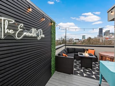 Mins to FIFA~Rooftop Escape~Stadium Views~Sleeps 8