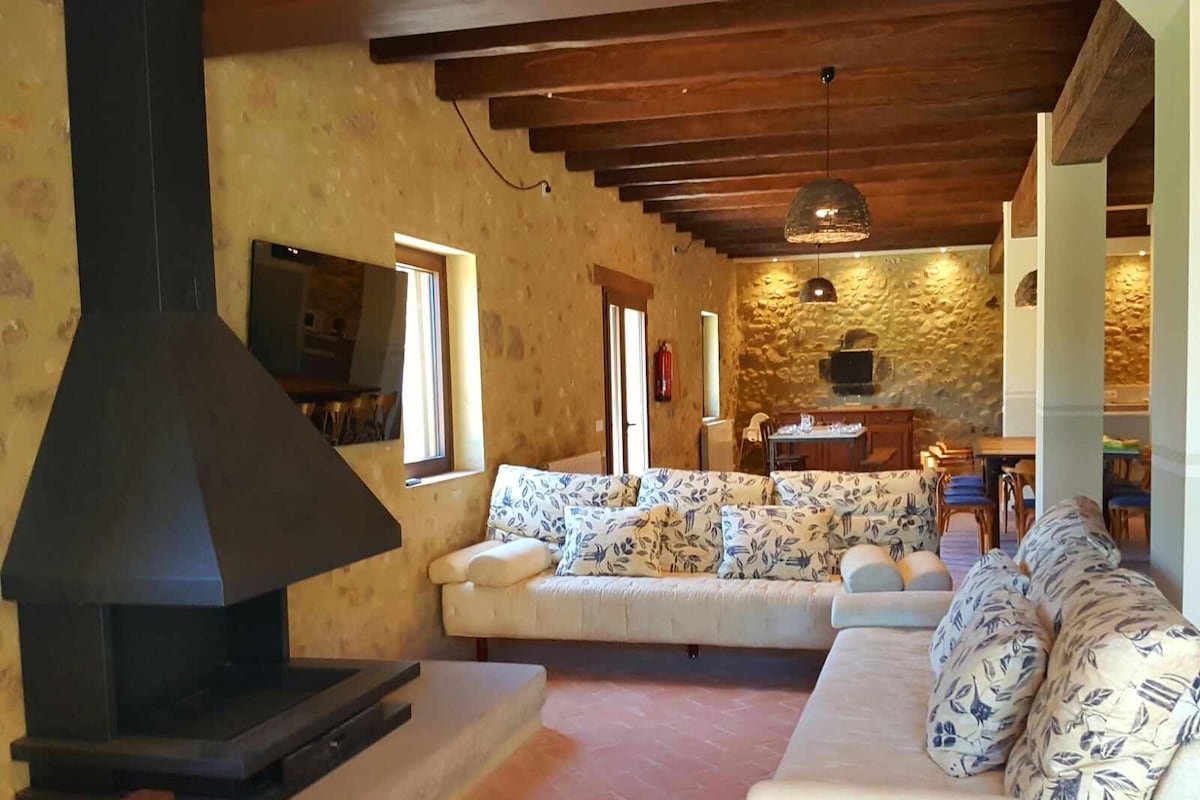 Masía restaurada con piscina privada-28 pax gallery image 3