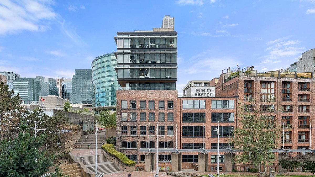 Heart of Downtown/Stadium w/ Pool & Free Parking gallery image 5