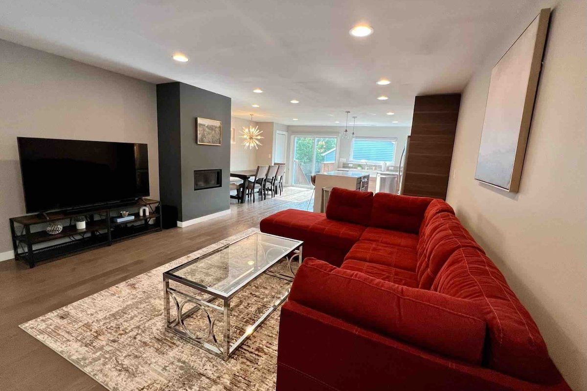 Modern Single-Family Home w/outdoor space + garage gallery image 2