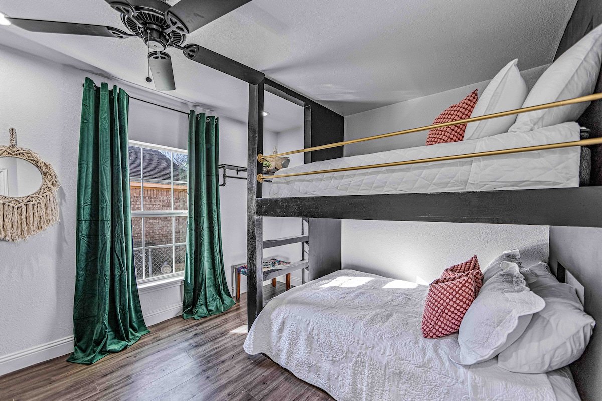 *Cosmic Cowgirl* 3 Min Uber to Stockyards! gallery image 5