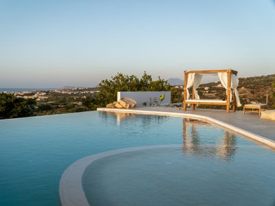 Seaview Villa w/Private Pool, BBQ 1,5km from beach