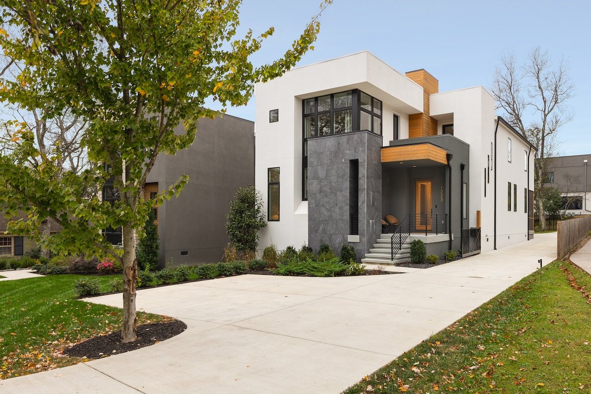Modern Beauty in Green Hills w/ 2 Patios, Garage gallery image 2