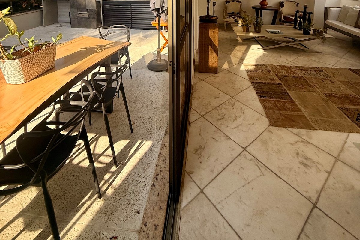 Beach Block Penthouse | Ocean View & Walk to bars gallery image 4