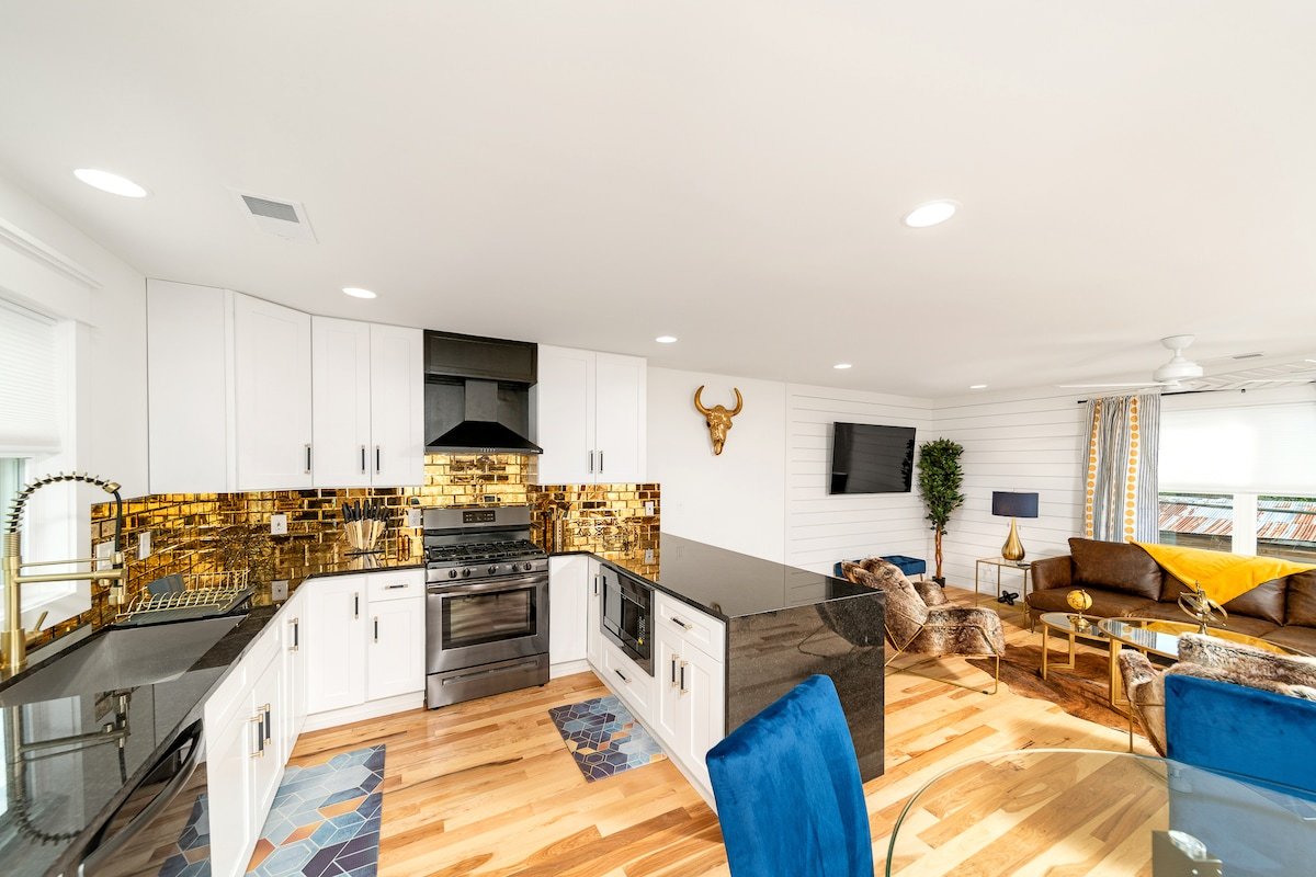 City Hideaway with Stunning Rooftop Escape #4 gallery image 2