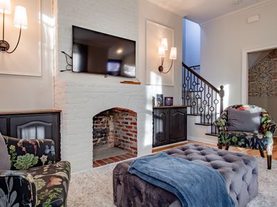 Exceptional Designer Victorian / Near METRO Subway