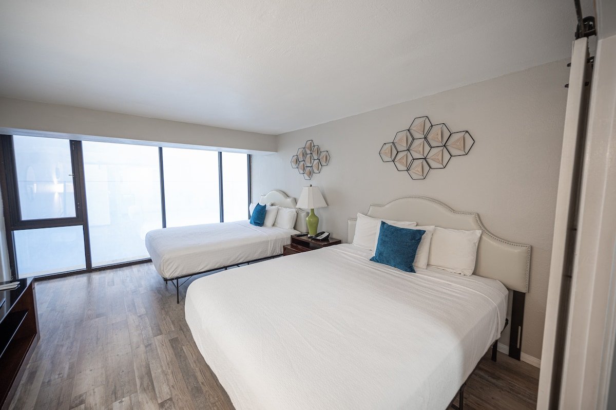 PENTHOUSE SUITE on the strip – 2 Bd/ 1Ba gallery image 2