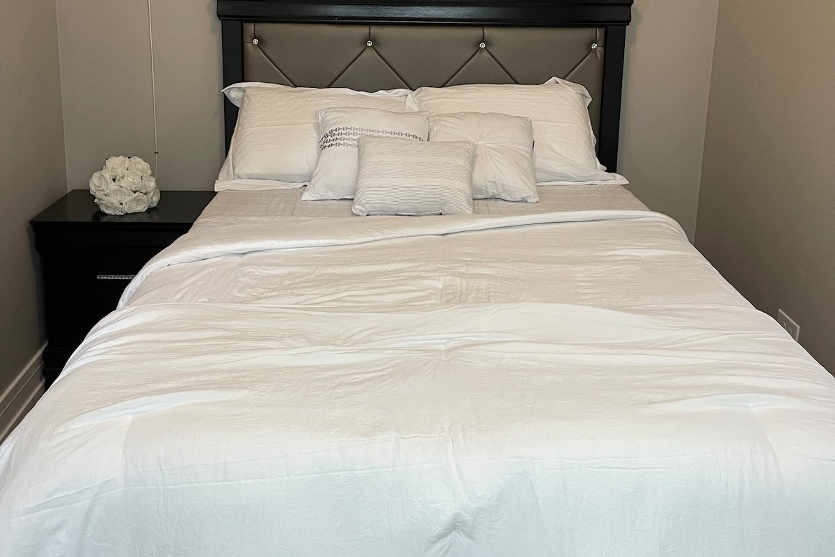 Exec Lux home wth 3 Level,6 Bdrms/3bth & 2 Kitchen gallery image 5