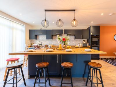 Newly Renovated 5 Bed + 5 Bath!