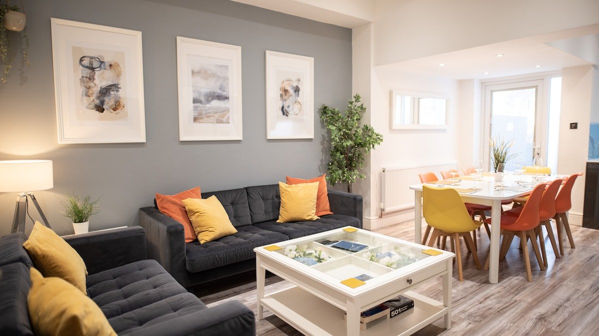 8 Bed, sleeps 10, 3Bath house, over 300 5* reviews gallery image 2