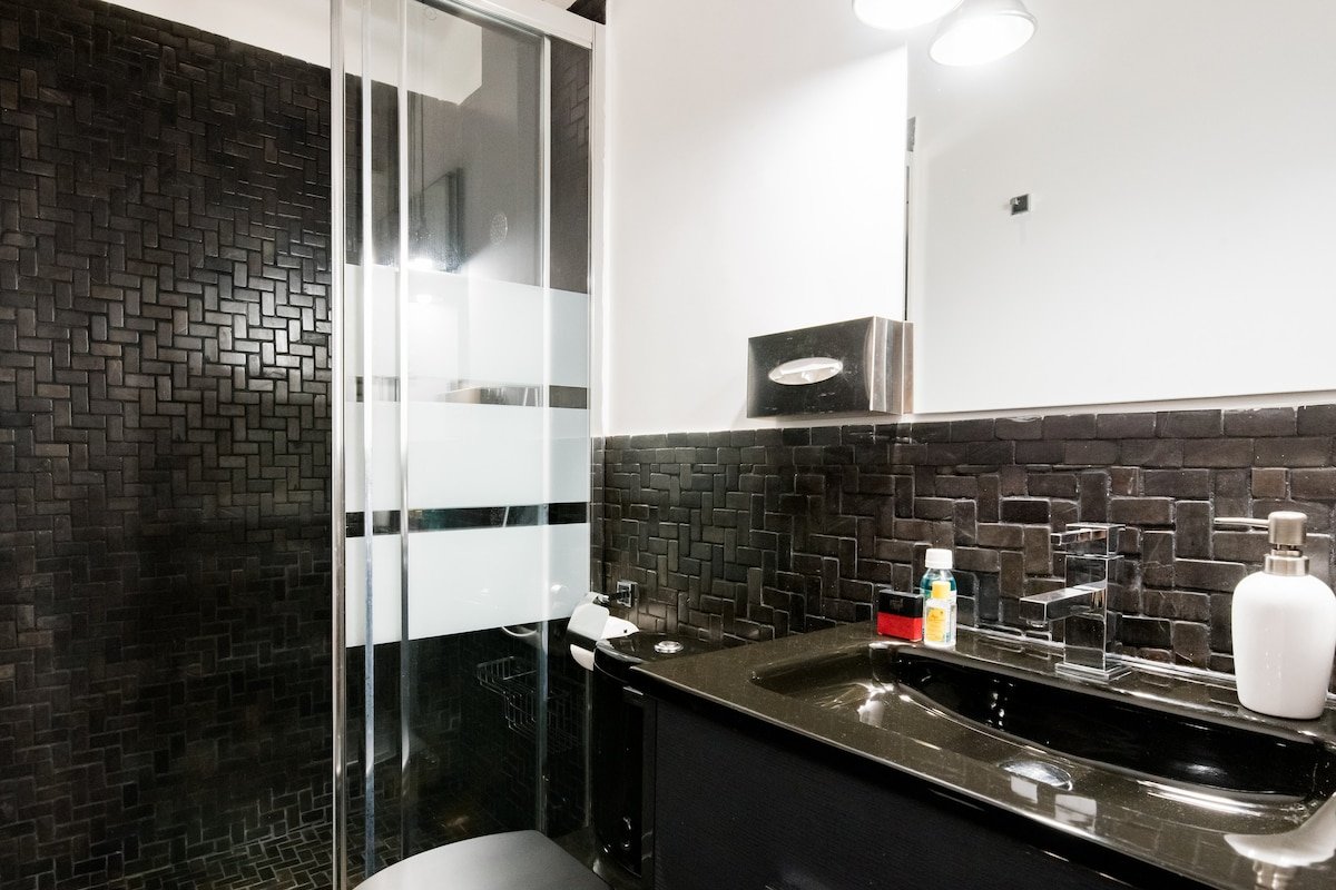 Stroll to the Royal Palace from a Charming Central Apartment gallery image 5