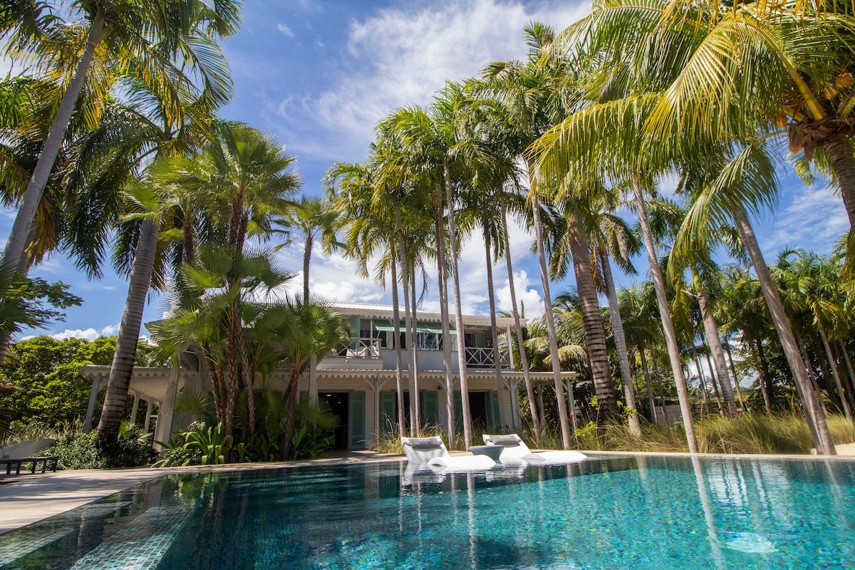 Beachfront villa IN Placencia village with chef gallery image 4