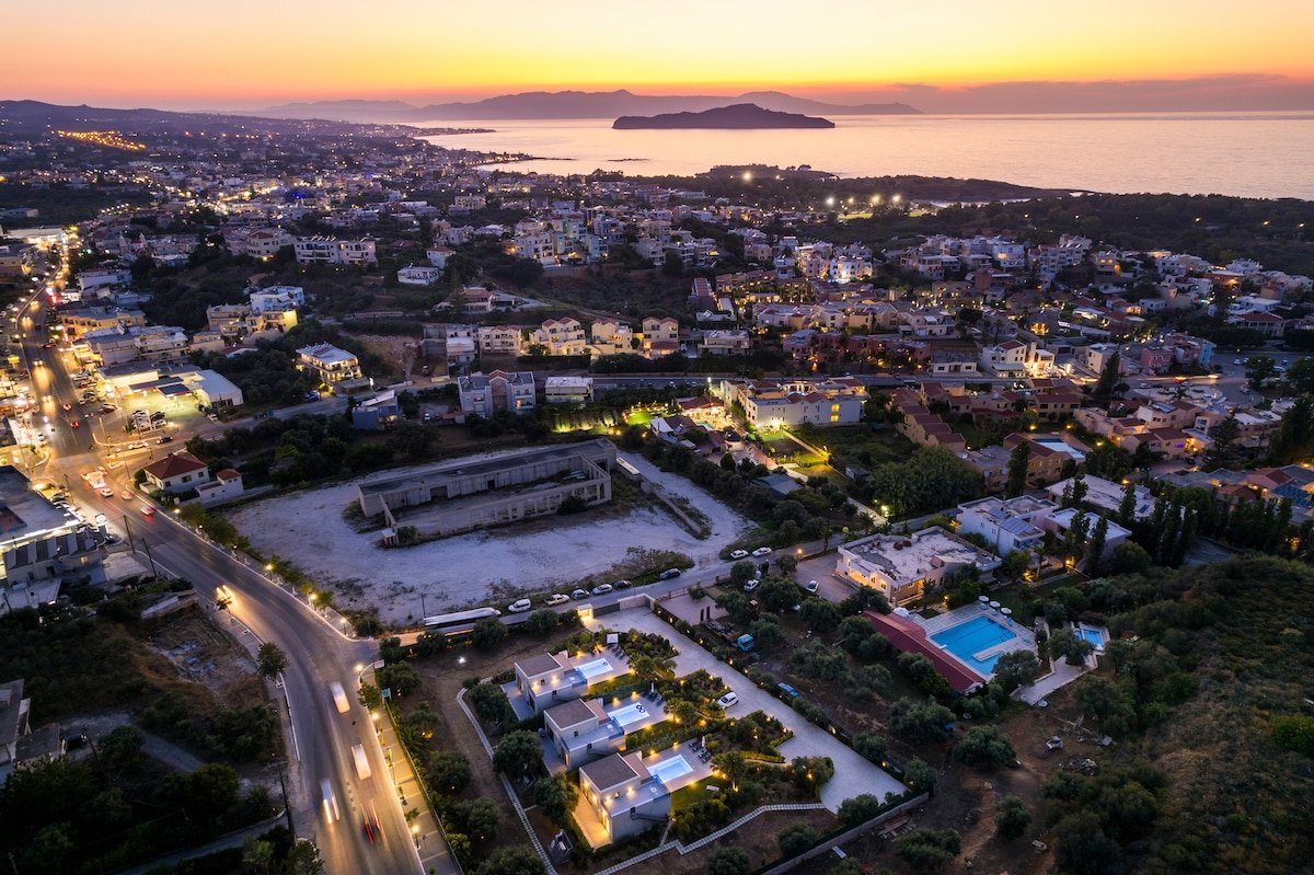 Private Heated Pool – New Lux villa-Walk to Beach gallery image 4