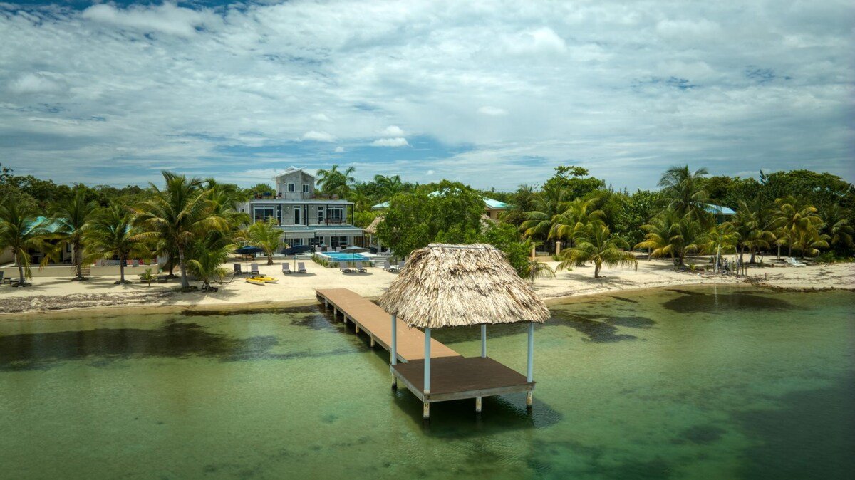 Conmigo Villas – 6 Bedroom Beachfront w/ Pool gallery image 4