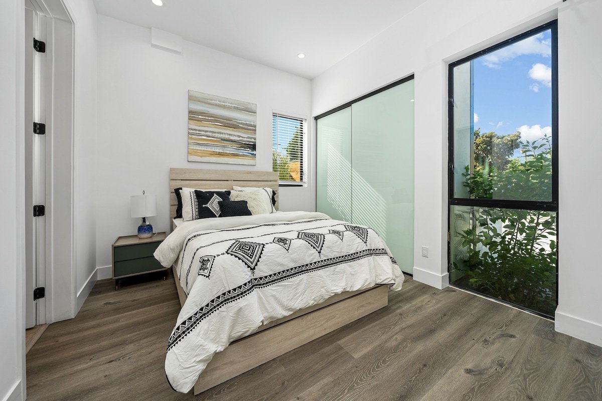 5BR/5.5BA Gorgeous Melrose Villa with Parking gallery image 5