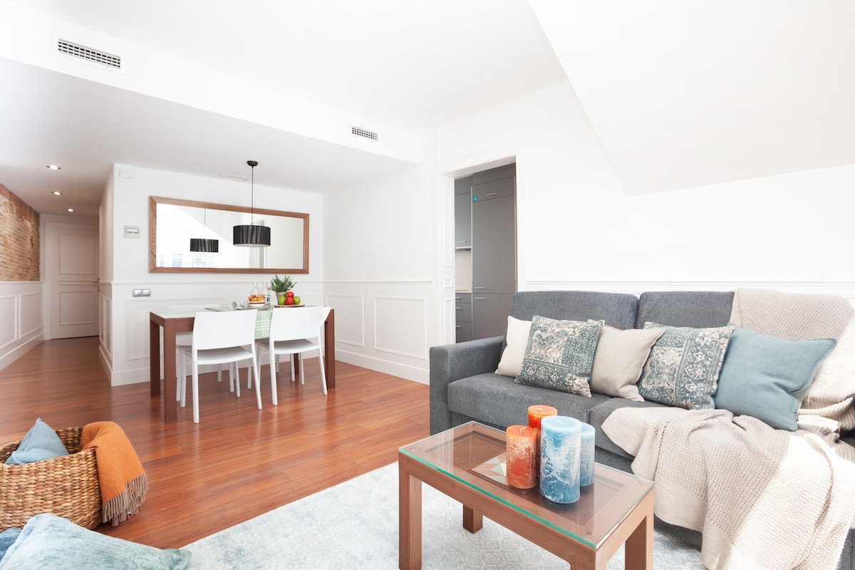 Attic with balcony by Dalí EnjoyBCN Apartments gallery image 5