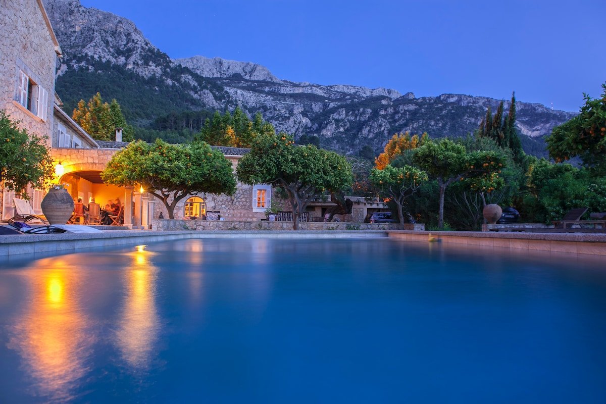 Finca with large pool and fully lit tennis court gallery image 3