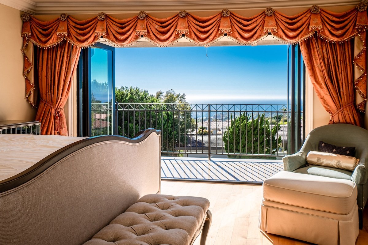 Elegant Villa with Ocean Views gallery image 2