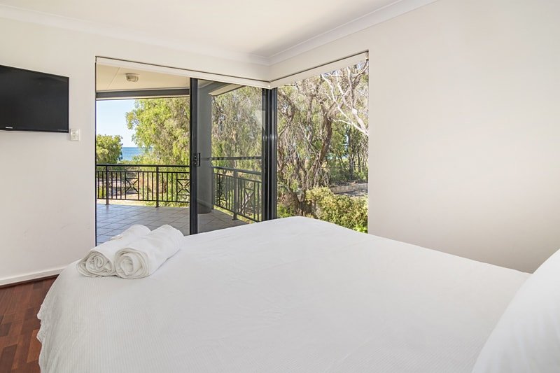 Absolute OCEAN FRONT Apartment – Sleeps 8 gallery image 5