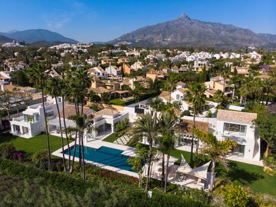 Luxury 7BR Golf-Front Villa, Heated Pool & Gym