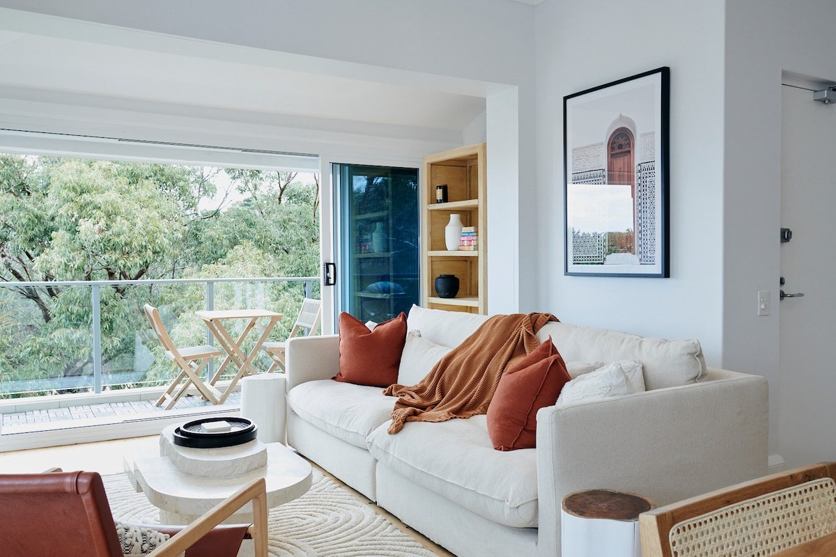 Beachfront 2-storey Penthouse Clovelly “VellyLove” gallery image 2