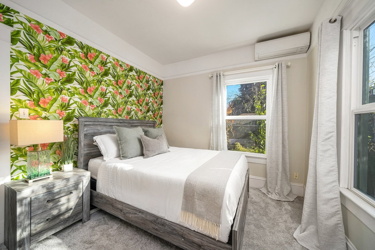 Paradise Haven-4 BR/2BA- Near Laurelhurst Park gallery image 4