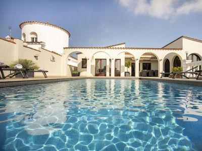 Fantastic villa on the canal with 5 bedrooms, swim