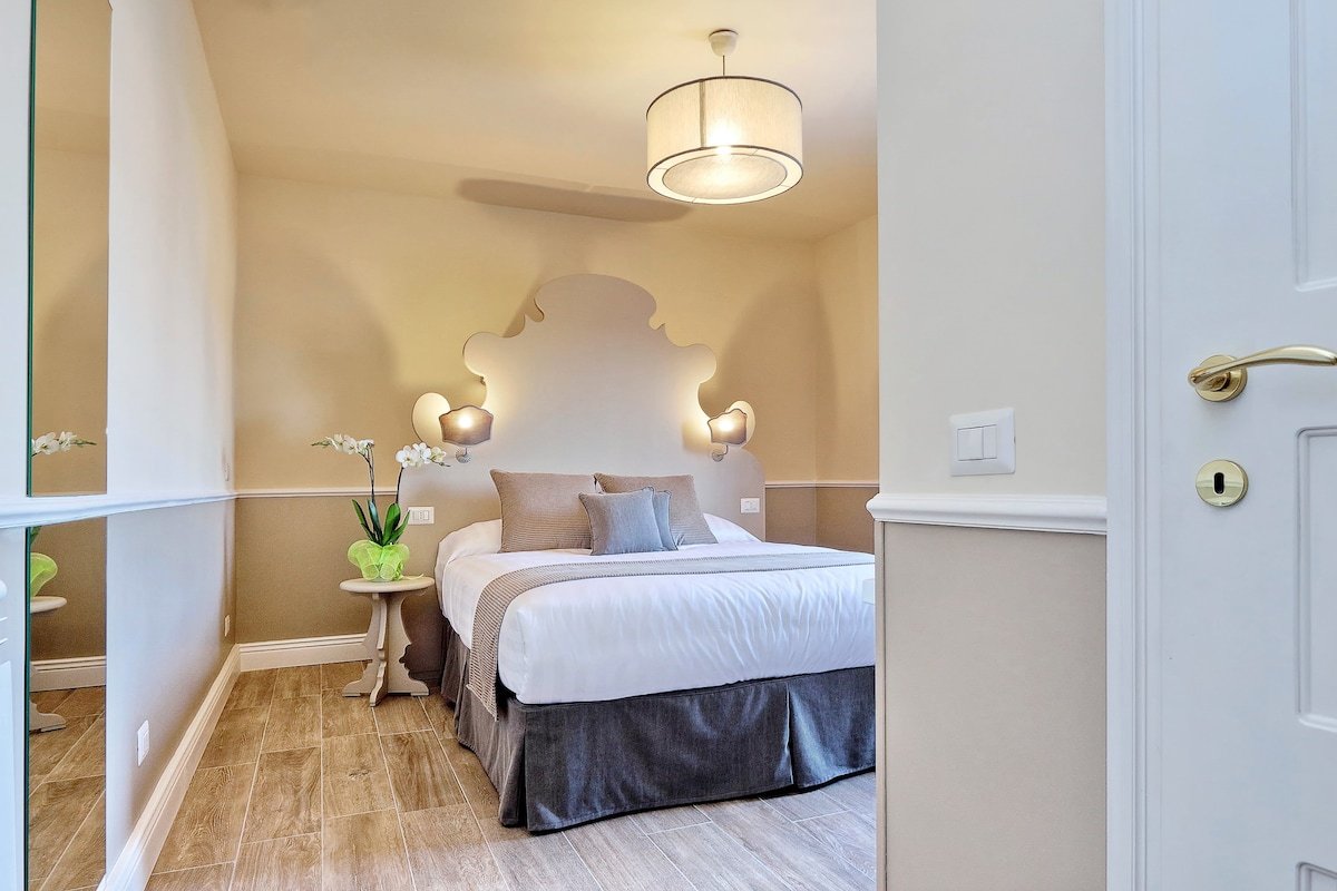 Penthouse + apartment at the Colosseum 10 people gallery image 2