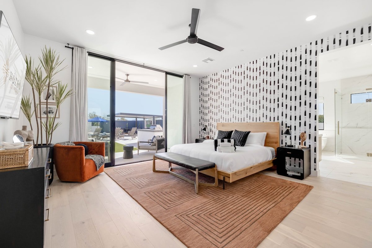 HÓZHÓ Thunderbird | Pool | Pickleball | Slide gallery image 2