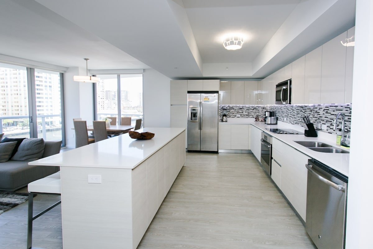 BEACHWALK RESORT 3/3 BDRM LARGE BALCONY POOL VIEW gallery image 4