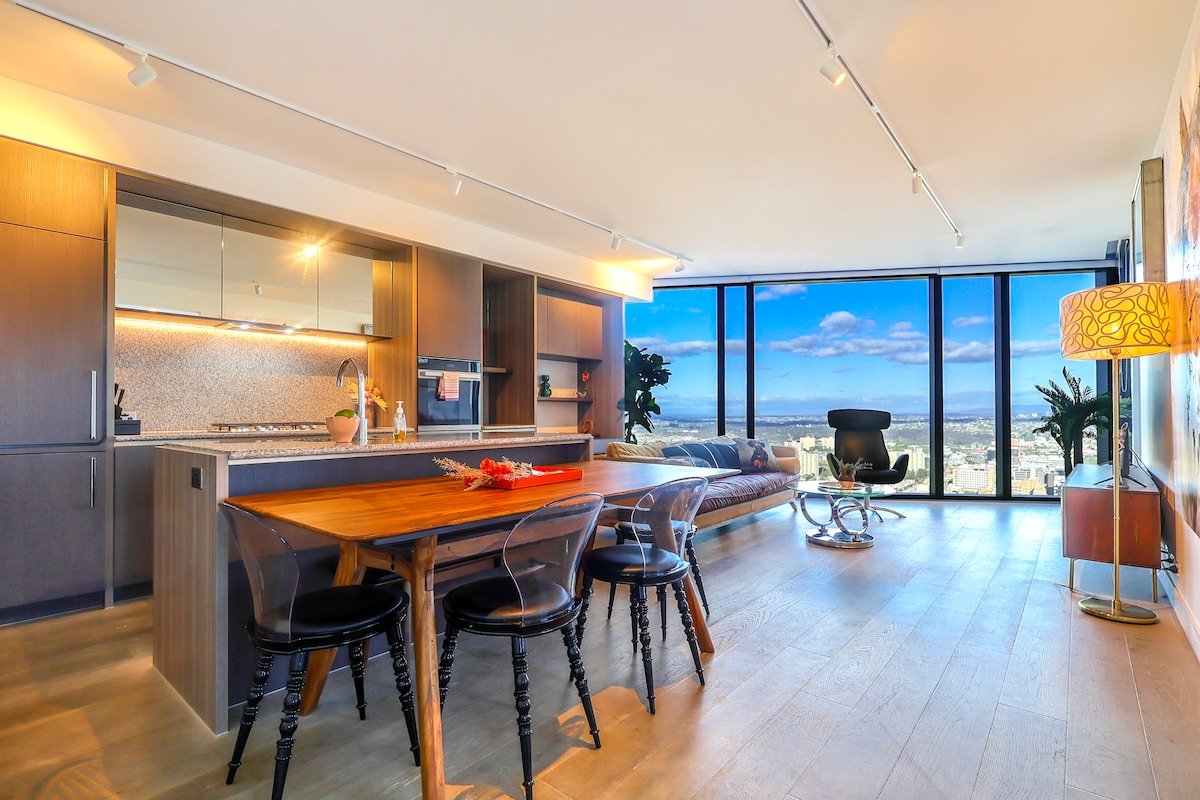 Large Living 3 Beds Apt Top CityView Over All! gallery image 2