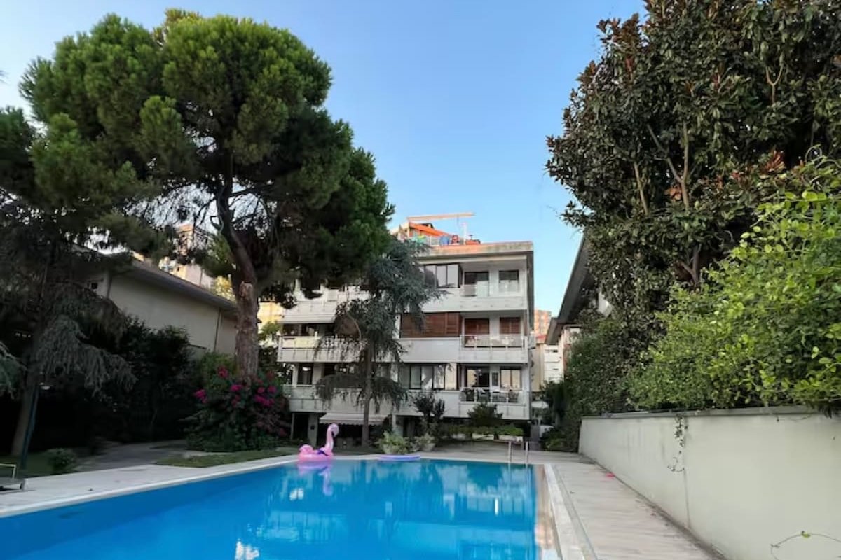 Huge House 5 mins train st. Pool 2 baths 4 rooms gallery image 5