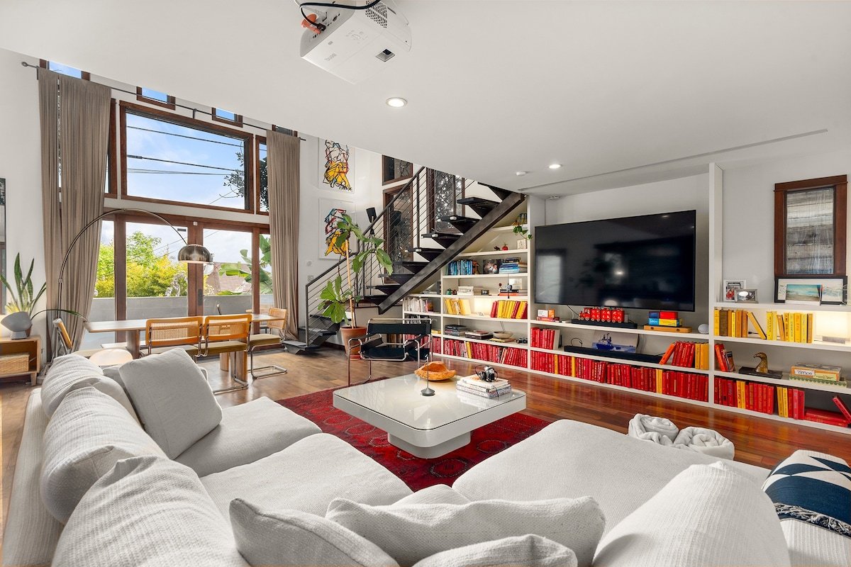 Director’s Hideaway in the Hollywood Hills gallery image 2