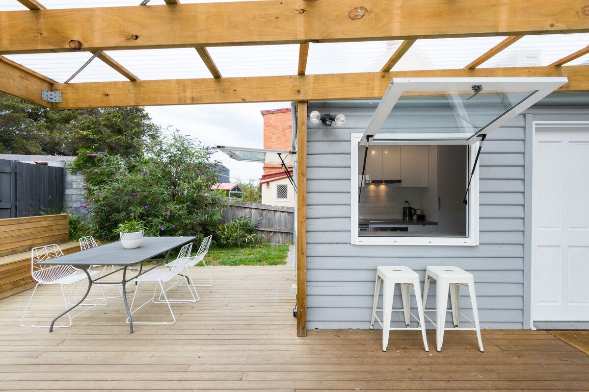 Kangaroo Bay Cottage – Close to City, Shops, Beach gallery image 3