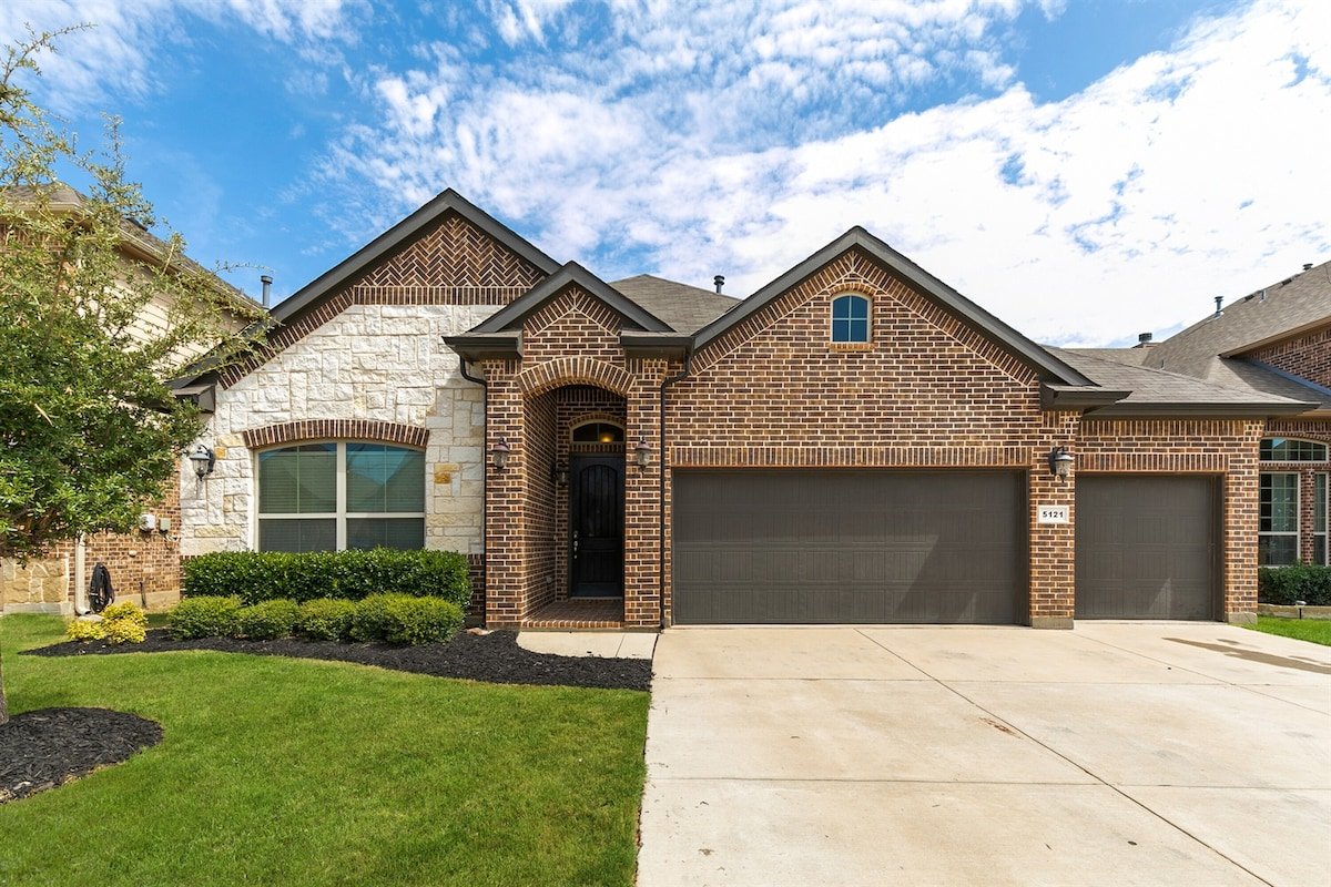 TCH – Spacious 5bd/3ba in Fort Worth w/ Workspace gallery image 2