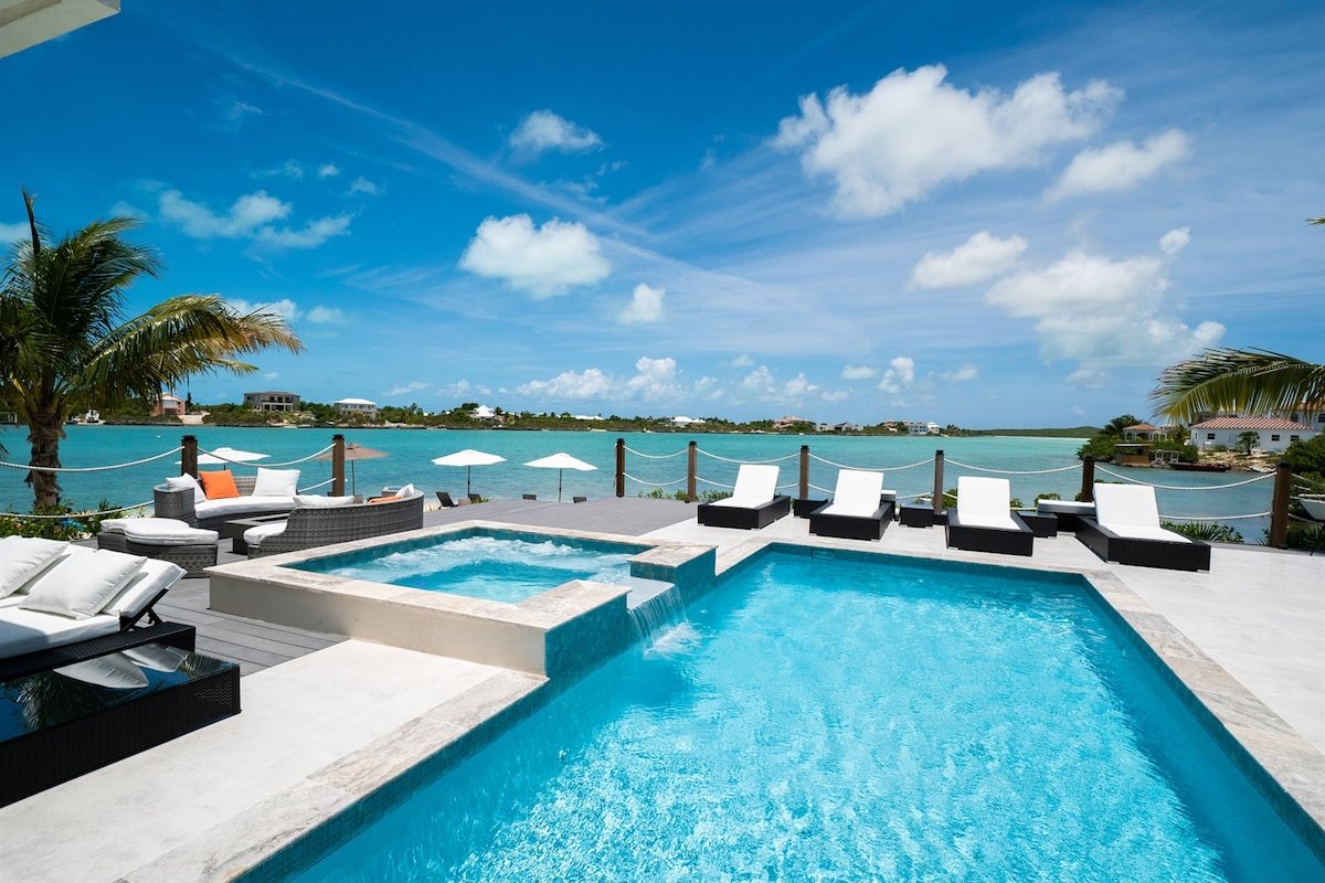 Horizon Beachfront Villa in Chalk Sound gallery image 4