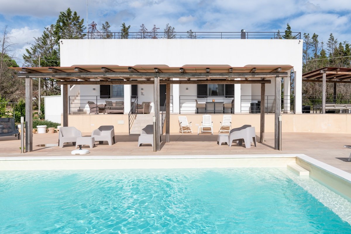 Villa SIlenzio with heated pool in Ostuni gallery image 3