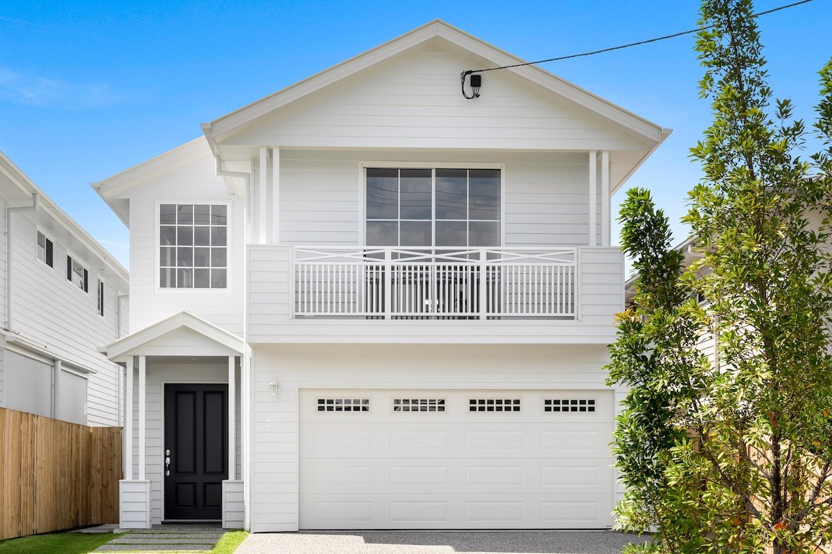 Luxury House with Pool, close to CBD gallery image 3