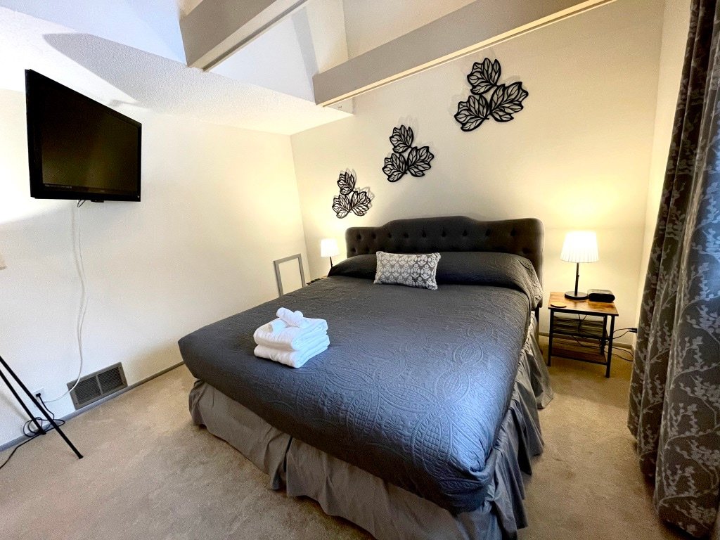 Spacious 4BR/2.5BA+Loft w Cable By Lux Life gallery image 4