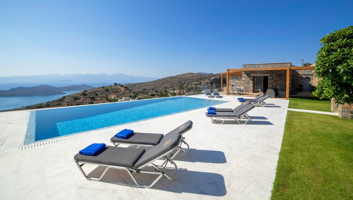 Mountain and Private Beach VILLA EAGLE 2-10 pers. gallery image 2