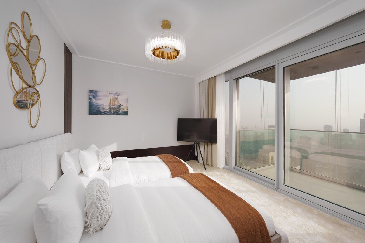 Ultra-Chic Apt w/ Burj Khalifa & Fountains Views gallery image 3