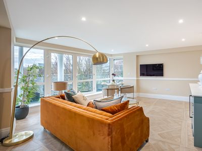 Modern 2Bd & Balcony in the heart of Chiswick