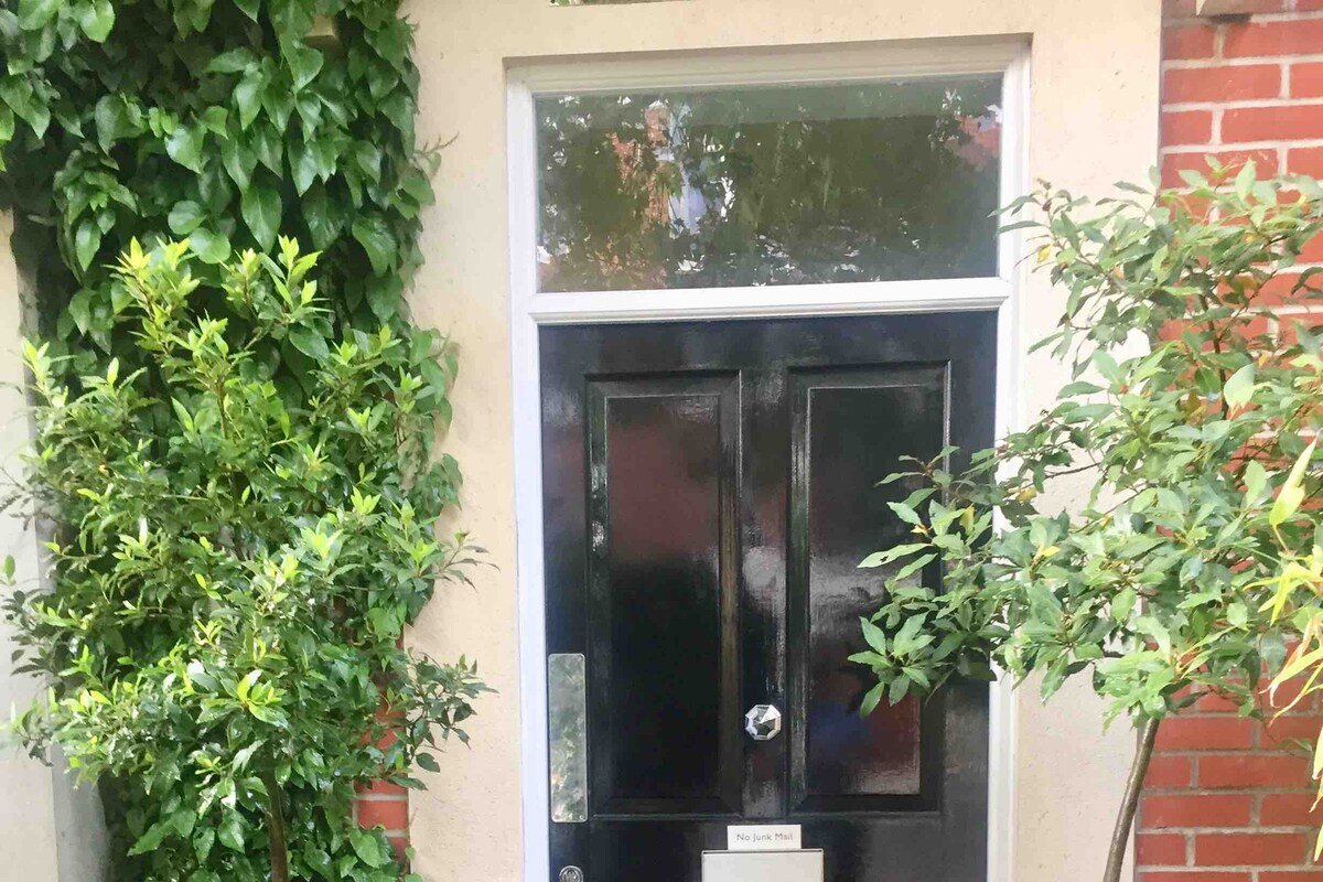 Luxury two Bedroom garden flat in Battersea gallery image 4