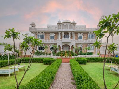 Heritage-style Mansion with a Jacuzzi and Pool